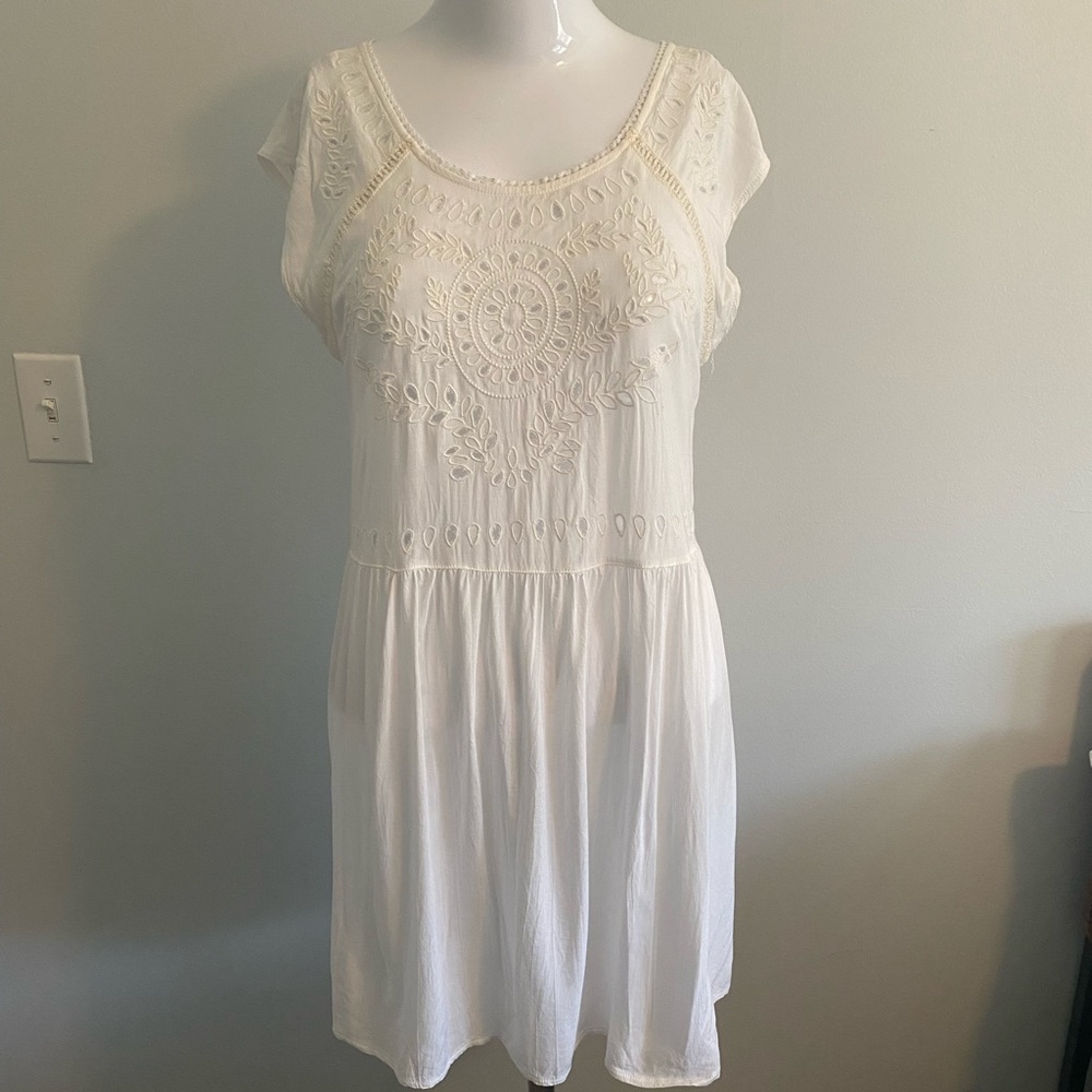 White Romeo + Juliet Couture Eyelet Cutout Detail Dress